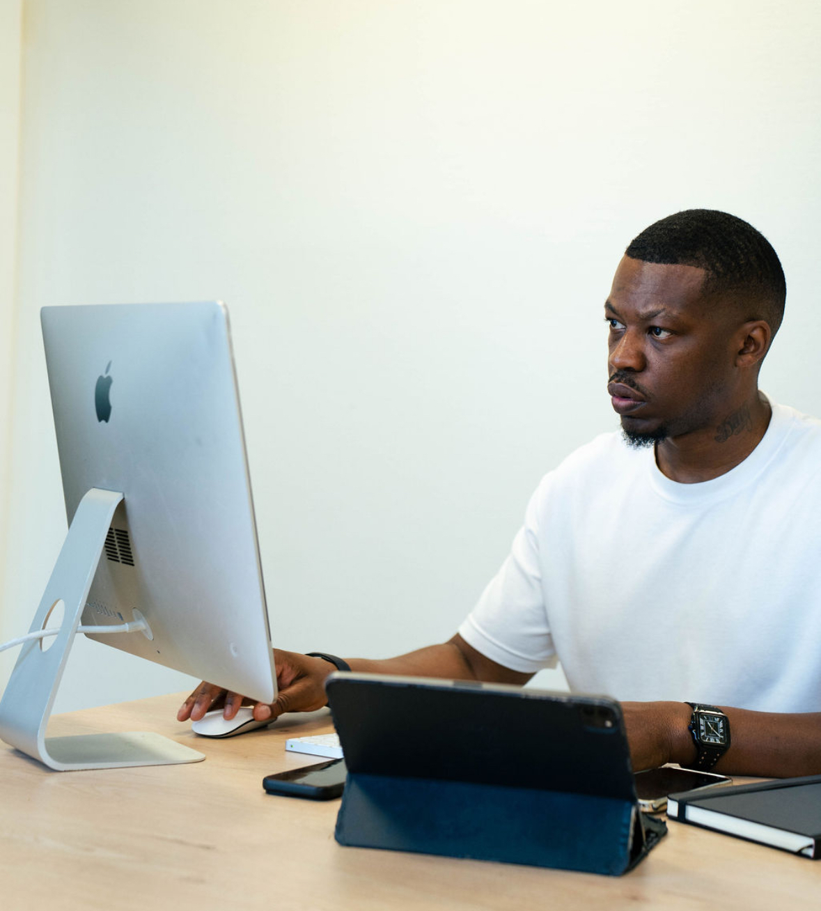 Gérard Lifondja à son bureau