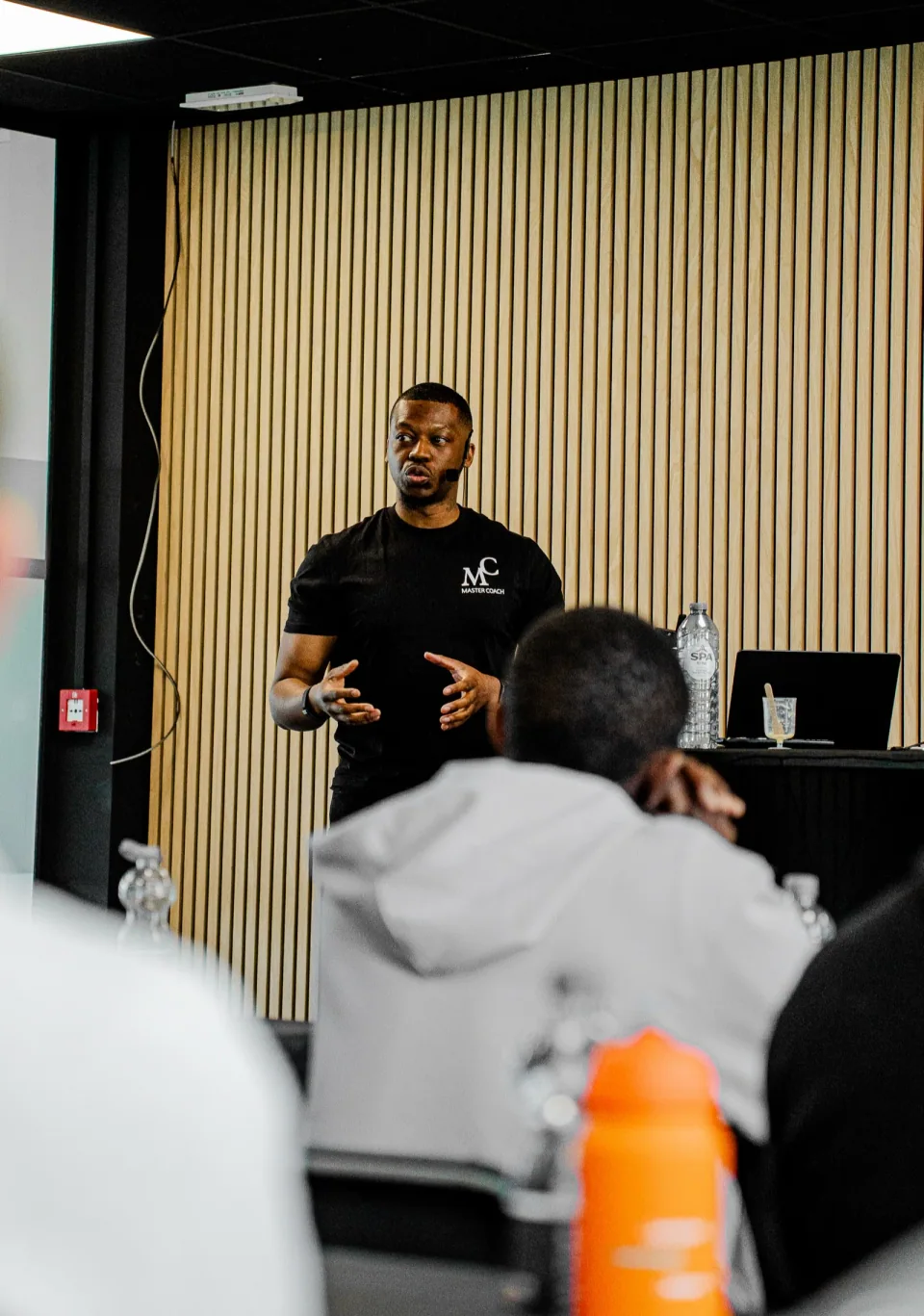 Gérard transmettant son expérience lors d’un atelier